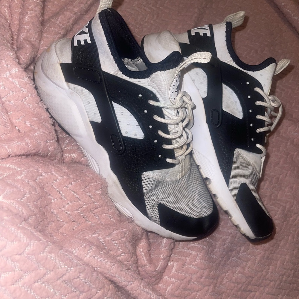 Black & white Huarache